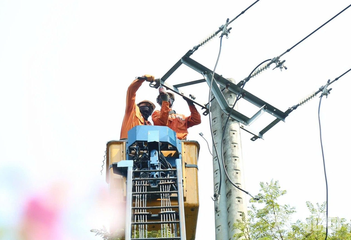  Cán bộ, nhân viên các đơn vị thuộc Tổng công ty Điện lực miền Trung kiểm tra, bảo dưỡng, ngăn ngừa sự cố lưới điện dưới thời tiết nắng nóng. 