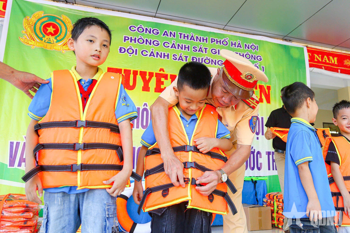 Trung tá Nguyễn Xuân Trung, Phó đội trưởng Đội Cảnh sát đường thủy số 1 hướng dẫn học sinh sử dụng áo phao.
