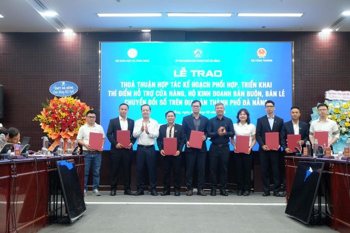 Trao thỏa thuận hợp tác kế hoạch phối hợp, triển khai thí điểm hỗ trợ cửa hàng, hộ kinh doanh bán buôn, bán lẻ chuyển đổi số trên địa bàn TP.