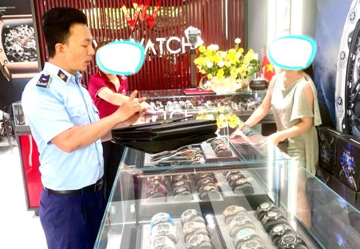 Lực lượng QLTT Đà Nẵng kiểm tra 1 cơ sở kinh doanh mặt hàng đồng hồ ở phường Hải Châu có dấu hiệu xâm phạm quyền SHTT.
