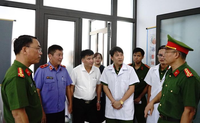 Đại tá Nguyễn Hà Lai - Phó giám đốc CATP (ngoài cùng, bên phải) nghe Phòng Kỹ thuật hình sự báo cáo hoạt động của hện thống phòng giám định