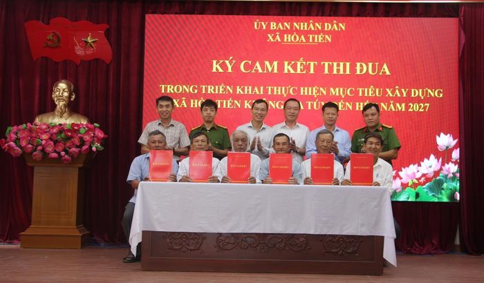 Các ban, ngành, đoàn thể, chính quyền thôn và trường học trên địa bàn ký cam kết thực hiện tốt các nội dung, chỉ tiêu thi đua xây dựng xã Hòa Tiến “Không có ma túy”.