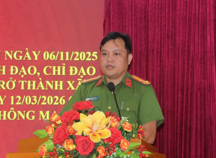 Thượng tá Bùi Ngọc Anh – Trưởng Công an xã Hòa Tiến phát biểu tại Hội nghị.