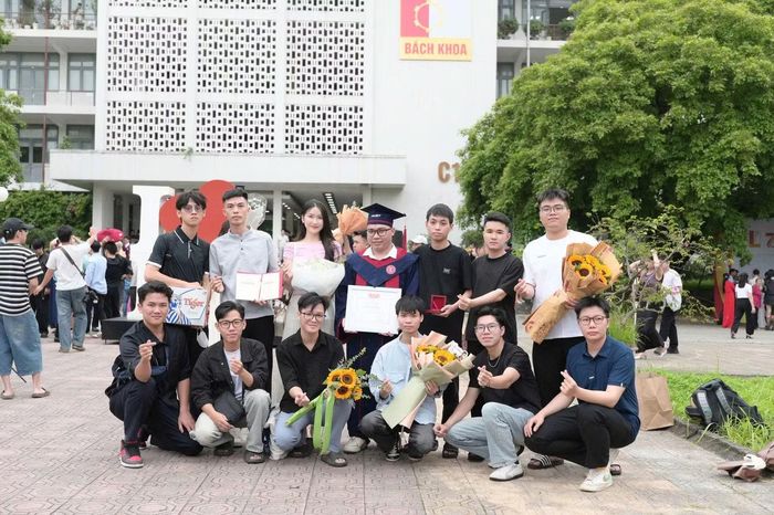 Dương Xuân Tuấn chụp ảnh cùng bạn bè trong ngày nhận bằng tốt nghiệp tại Đại học Bách khoa Hà Nội.