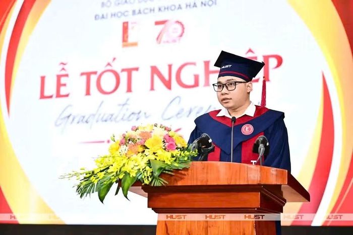 Dương Xuân Tuấn đại diện sinh viên phát biểu tại lễ tốt nghiệp năm 2026.