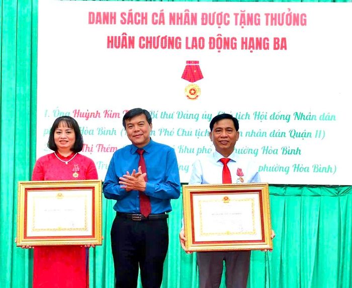  Đồng chí Tăng Hữu Phong thừa ủy quyền Chủ tịch nước trao Huân chương Lao động hạng Ba cho 2 cá nhân 