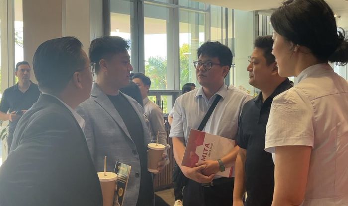  Các đại biểu trao đổi cởi mở bên lề diễn đàn 