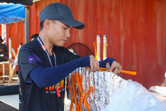  Các công đoạn lắp đặt pháo đang được khẩn trương thực hiện 