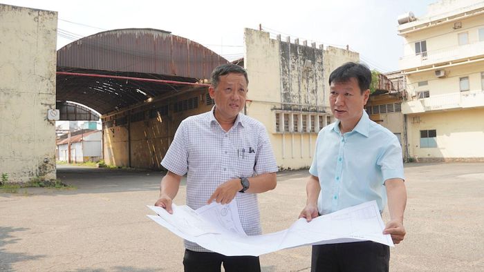  Ông Nguyễn Trung Thành, Phó Chủ tịch UBND phường Tân Sơn (phải), kiểm tra công tác quy hoạch khu đất xây Trường THCS Tân Sơn 