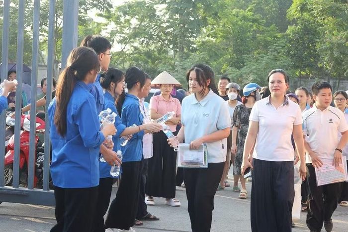 Thanh niên tình nguyện phát nước và động viên các thí sinh.
