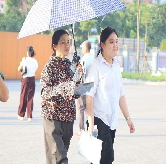 Trái ngược với thí sinh, các bậc phụ huynh tỏ ra lo lắng hơn.