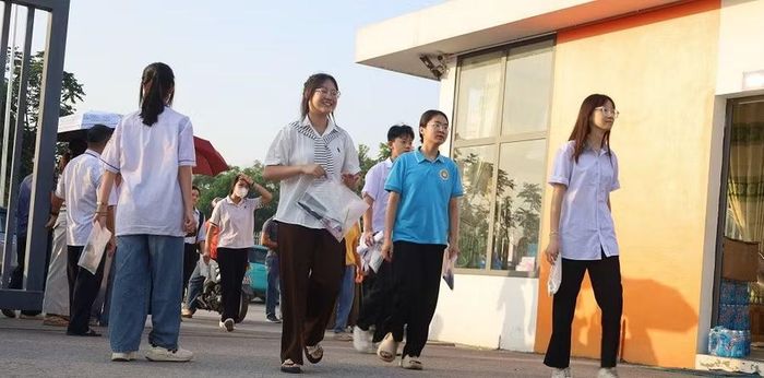 Các thí sinh đến điểm thi với nụ cười tươi dù thời tiết nắng nóng.
