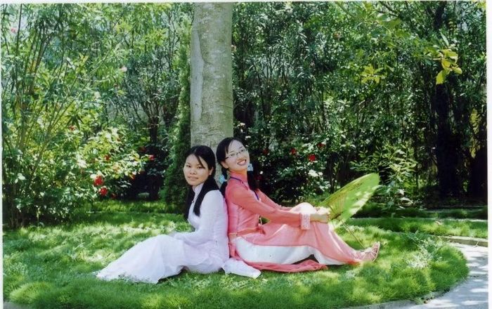 Khoảnh khắc thanh xuân của những ngày cuối năm học, khi nắng tháng Năm còn ở lại trên mái tóc và nụ cười. Ảnh: Trà Đông.
