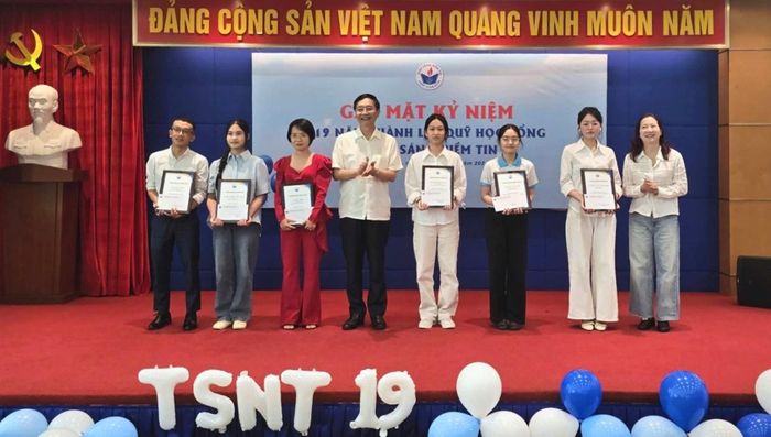 Ông Trần Quang Dũng - Phó Bí thư Thường trực Đảng ủy Petrovietnam, Ủy viên Hội đồng Quản lý Quỹ trao thưởng cho cuộc thi “Hành trình cùng Quỹ - Viết tiếp câu chuyện của bạn”.