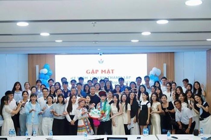 Ông Ngô Ngọc Quang - Thành viên HĐQT PVcomBank, Ủy viên Hội đồng Quản lý Quỹ đại diện Ban Điều hành Quỹ cùng sinh viên và cựu sinh viên.