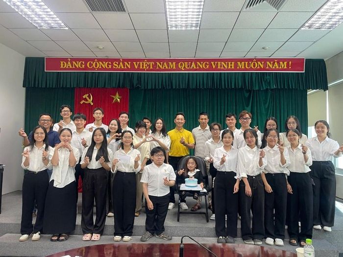 Đại diện PVcomBank Đà Nẵng và các thế hệ cựu sinh viên tham dự, tiếp thêm động lực cho các sinh viên.