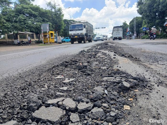 Quốc lộ 19 đoạn qua xã Đak Đoa đang hư hỏng rất nghiêm trọng, khiến việc lưu thông của các phương tiện có nguy cơ mất an toàn giao thông. (Ảnh: Trần Sỹ).