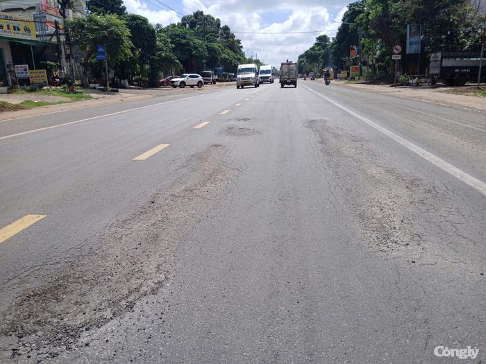 Xuyên suốt đoạn Quốc lộ 19 đi qua địa phận xã Đak Đoa có rất nhiều điểm hư hỏng. (Ảnh: Trần Sỹ).