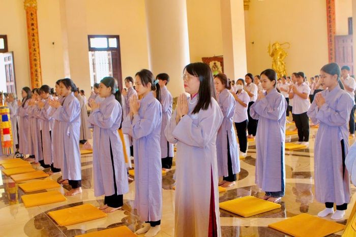 Khóa tu Bát quan trai dành cho thanh thiếu niên học sinh và Phật tử tại chùa Phật Quốc Vạn Thành (khu phố Xa Cam, phường Bình Long, tỉnh Đồng Nai). Ảnh: Phật sự online