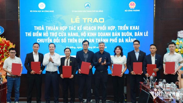 Đại diện lãnh đạo Bộ KH&amp;CN và UBND thành phố Đà Nẵng trao thỏa thuận hợp tác triển khai kế hoạch cho các doanh nghiệp công nghệ đồng hành.