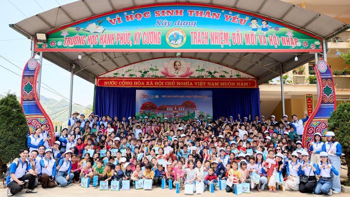 Các thành viên của đoàn Rohto- ESH tại trường Phổ thông Dân tộc Bán trú – Tiểu học số 1 Lùng Thẩn