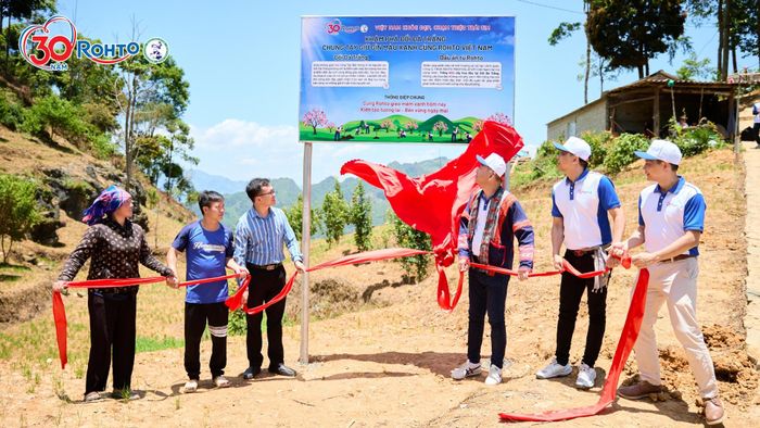 Đại diện công ty TNHH Rohto-Mentholatum Việt Nam khánh thành bảng lưu niệm tại Đồi Đá Trắng, Lào Cai