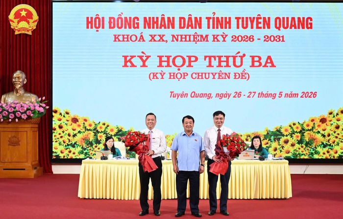 Bí thư Tỉnh ủy Tuyên Quang Hầu A Lềnh tặng hoa chúc mừng 2 tân Phó Chủ tịch UBND tỉnh. Ảnh: Báo Tuyên Quang