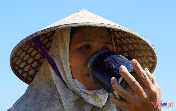 Những phút giải lao của chị Thanh bên bờ ruộng. Ảnh: T.T