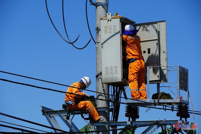 Nhân viên điện lực Nghi Lộc sửa chữa tại một trạm biến áp trên địa bàn. Ảnh: T.T