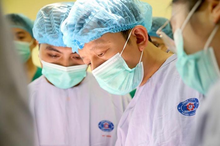 Bác sĩ Quý mổ cho bệnh nhân. Ảnh: Mạnh Trần.