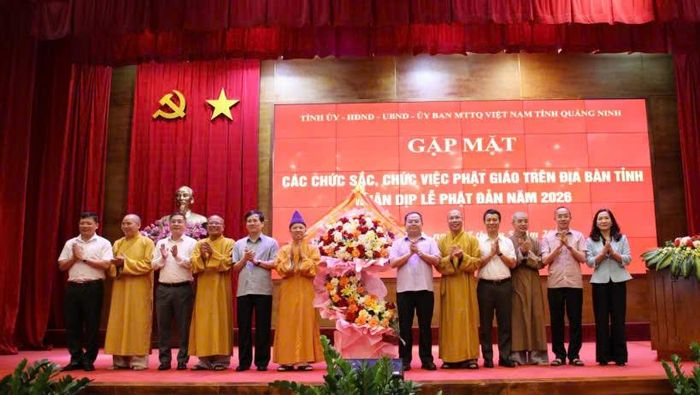 Bí thư Tỉnh ủy và lãnh đạo tỉnh tặng hoa chúc mừng Giáo hội Phật giáo tỉnh cùng các chức sắc, tăng ni, phật tử.
