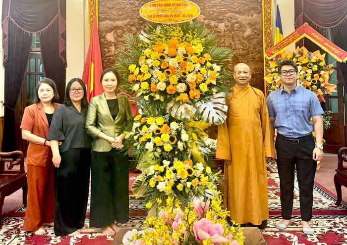 Bà Trần Thị Minh Nga, Phó Trưởng ban Ban Tôn giáo Chính phủ cùng phái đoàn về thăm và chúc mừng đại lễ Phật đản tới Ban Trị sự Giáo hội Phật giáo Việt Nam tỉnh Ninh Bình