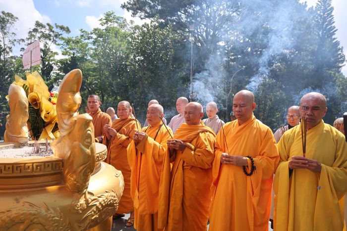 Ban Trị sự Giáo hội Phật giáo Việt Nam tỉnh Lâm Đồng dâng hương tưởng niệm các anh hùng liệt sĩ 