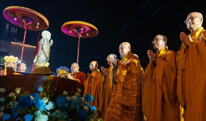 Tại TPHCM, tối 24/5, lần đầu tiên tôn tượng Phật ngọc sơ sinh được cung thỉnh trong lễ rước Phật. 