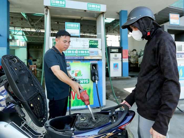Nhân viên cây xăng đồng thời cũng là người tư vấn về chất lượng của xăng E10