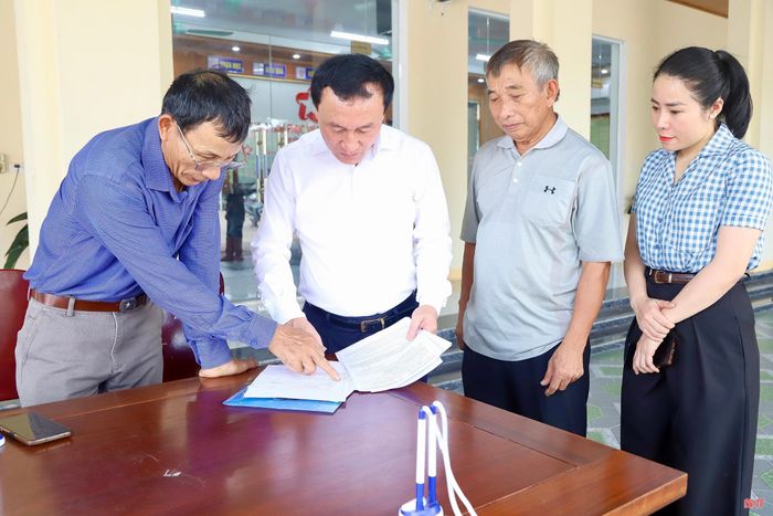  Lãnh đạo phường Vũng Áng giải đáp những thắc mắc của người dân. 