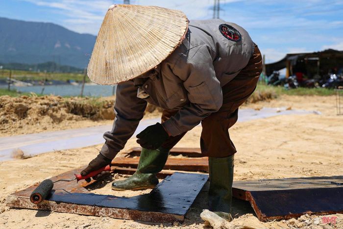Để thích ứng với thời tiết khắc nghiệt, nhiều nhà thầu đã chủ động điều chỉnh khung giờ làm việc nhằm hạn chế thời gian công nhân tiếp xúc trực tiếp với nắng gắt. Thay vì thi công theo giờ như trước, nhiều đơn vị chủ động điều chỉnh giờ làm việc từ khoảng 5 giờ sáng đến 10 giờ trưa; buổi chiều bắt đầu từ khoảng 16 giờ đến 19 giờ.