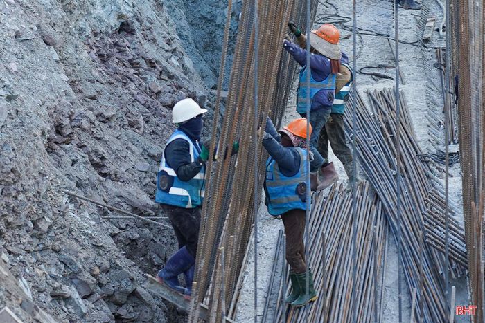Dưới cái nắng gay gắt của mùa hè miền Trung, hình ảnh những công nhân mồ hôi nhễ nhại vẫn miệt mài bám công trường từ sáng sớm đến tối muộn cho thấy tinh thần trách nhiệm và sự nỗ lực vượt khó của người lao động.