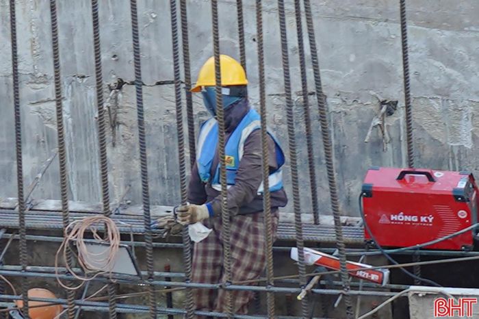  Nắng nóng kéo dài không chỉ ảnh hưởng trực tiếp đến sức khỏe người lao động mà còn tạo áp lực lớn đối với tiến độ thi công nhiều công trình, dự án. Đặc biệt, với những hạng mục phải thi công ngoài trời, việc tiếp xúc liên tục với nền nhiệt cao, hơi nóng từ bê tông, sắt thép và môi trường nhiều bụi khiến cường độ lao động trở nên nặng nhọc hơn. Trong ảnh: Công nhân thi công tại Dự án nâng cấp, sửa chữa hồ Kẻ Gỗ. 