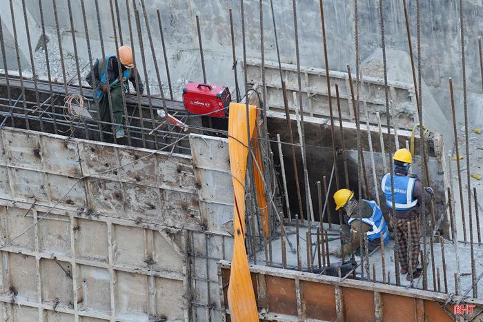 Sự chủ động của các nhà thầu cùng tinh thần khẩn trương, trách nhiệm của đội ngũ công nhân đang góp phần giúp nhiều công trình, dự án trên địa bàn Hà Tĩnh duy trì thi công ổn định, đáp ứng yêu cầu tiến độ đề dù thời tiết khắc nghiệt.