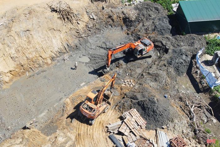  Tại một số công trình xây dựng trên địa bàn, công nhân làm việc liên tục giữa môi trường nhiều bụi, nắng nóng và tiếng ồn. Các hạng mục thi công ngoài trời như đổ bê tông, gia công sắt thép, vận chuyển vật liệu… càng thêm vất vả. Trong ảnh: Công nhân làm việc tại Dự án xử lý cấp bách đê Hữu Phủ (xã Thạch Khê). 