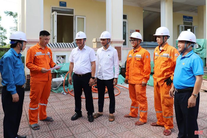 Ông Phạm Thanh Hải - Chủ tịch Công đoàn, Trưởng phòng Tổ chức và Nhân sự Công ty Điện lực Hà Tĩnh động viên và tặng quà cán bộ, nhân viên Điện lực Cẩm Kỳ.