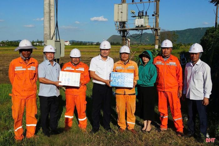 Ông Trần Đức Sơn - Phó Giám đốc Công ty Điện lực Hà Tĩnh tặng quà cho người lao động Điện lực Kỳ Anh trực tiếp làm việc tại hiện trường giữa thời tiết nắng nóng.
