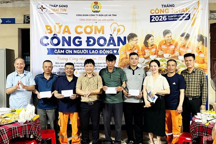 Điện lực Cẩm Xuyên tổ chức "Bữa cơm Công đoàn" cảm ơn người lao động.