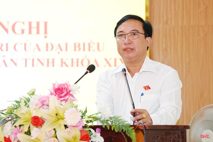  Ông Hà Văn Đàn - Bí thư Đảng ủy xã Hương Phố đại diện tổ đại biểu báo cáo tình hình KT-XH, QP-AN những tháng đầu năm 2026; nhiệm vụ, giải pháp thời gian tới của tỉnh. 