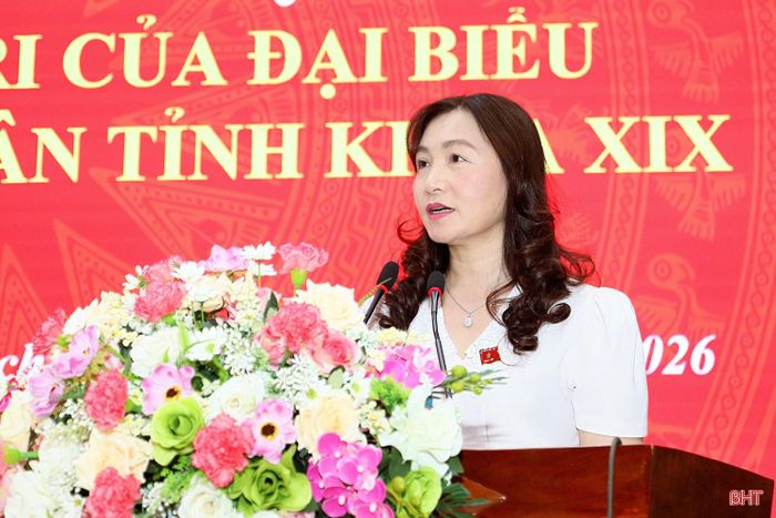 Bà Nguyễn Thị Mai Thủy - Phó Bí thư chuyên trách Đảng ủy Các cơ quan Đảng tỉnh đại diện Tổ đại biểu số 6 HĐND tỉnh báo cáo các nội dung liên quan tại hội nghị.