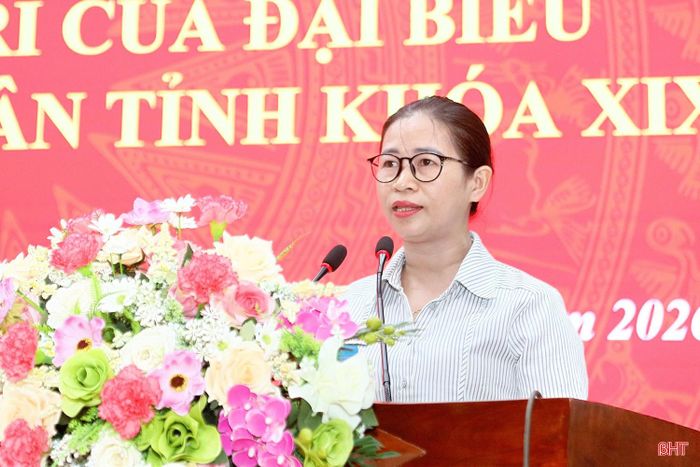 Cử tri Nguyễn Thị Tâm - Phó Ban Văn hóa - Xã hội HĐND xã Thạch Hà quan tâm đến công tác sáp nhập thôn và các nội dung phát triển công nghệ số trong vận hành chính quyền địa phương 2 cấp.
