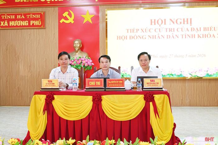  Chủ trì hội nghị. 