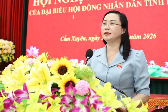  Bà Trương Thanh Huyền – Ủy viên BTV Tỉnh ủy, Trưởng ban Tổ chức Tỉnh ủy tiếp thu ý kiến cử tri. 