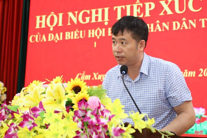  Cử tri Phạm Văn Tuấn – Phó Chủ tịch UBND xã Thiên Cầm đề xuất sớm có phương án nạo vét cửa lạch tại cảng cá Cửa Nhượng. 